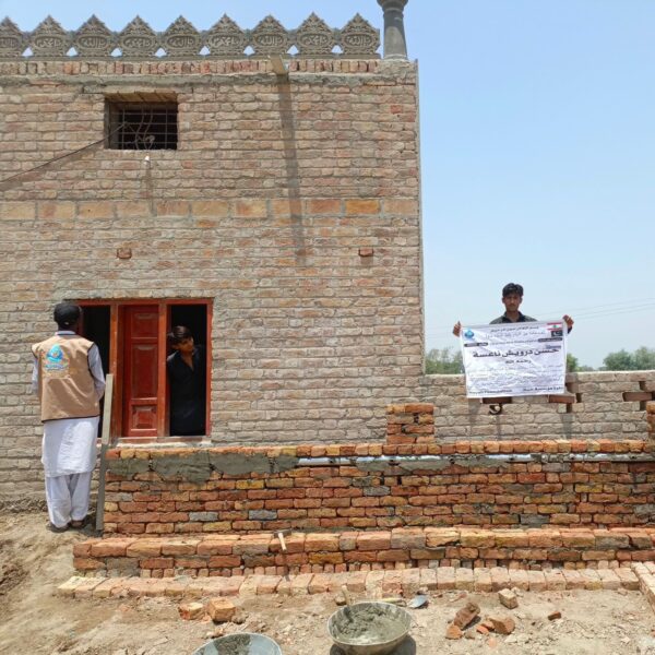 PHOTO-2026-05-13-23-41-05 بئر ارتوازي كبير مع متوضأ
