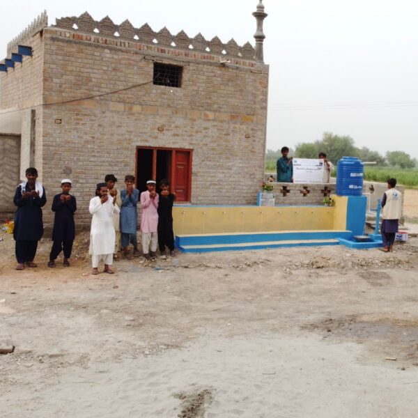 PHOTO-2026-05-13-23-41-06 بئر ارتوازي كبير مع متوضأ